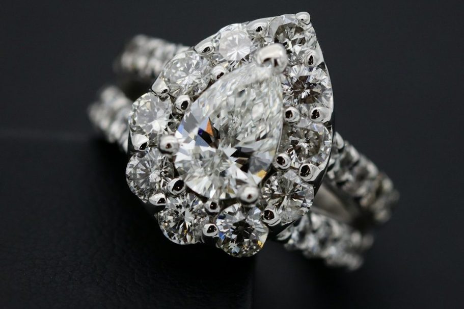 professionelle Schmuckreinigung Eleganter Verlobungsring mit glänzenden Diamanten in verschiedenen Formen.